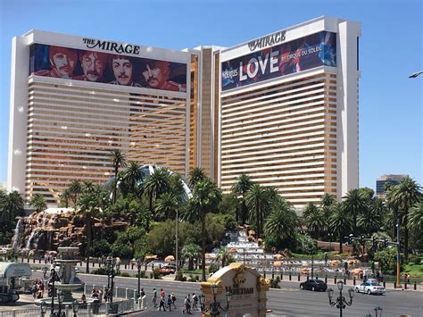  who developed the mirage hotel and casino resort